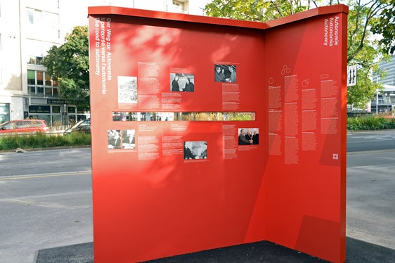 La stele, concepita come luogo di informazione e incontro, documenta il percorso dell'Alto Adige da regione di conflitto a Provincia autonoma. “Il discorso di Kreisky del 31 ottobre 1960 è stato un passo decisivo in questa direzione”, ha sottolineato Kompatscher. (Foto: Città di Vienna/Jobst)