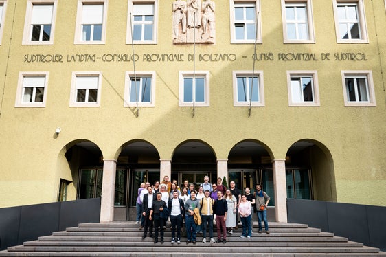 Die nordirische Delegation sowie Mitarbeiterinnen und Mitarbeiter aus der Südtiroler Jugendarbeit erhielten auch Einblick in Funktionen, Kompetenzen und Abläufe des Landtages. (Foto: LPA/Fabio Brucculeri)