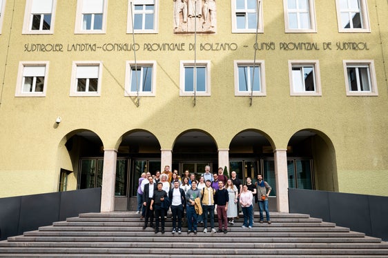 Die nordirische Delegation sowie Mitarbeiterinnen und Mitarbeiter aus der Südtiroler Jugendarbeit erhielten auch Einblick in Funktionen, Kompetenzen und Abläufe des Landtages. (Foto: LPA/Fabio Brucculeri)