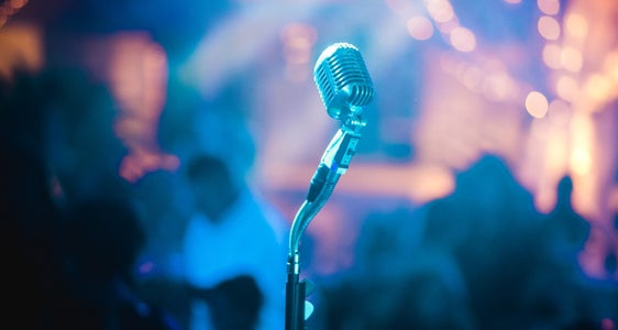 Artistes y artisć che à paià ite almanco 500 euro te n fond pensionistich de njonta y che ie scric ite tl Register provinziel possa nchin ai 30 de nuvëmber 2023 fé dumanda pra l'Agenzia per l svilup soziel y economich per na njonta ala pension. (Foto: Unsplash/Bruno Cervera)