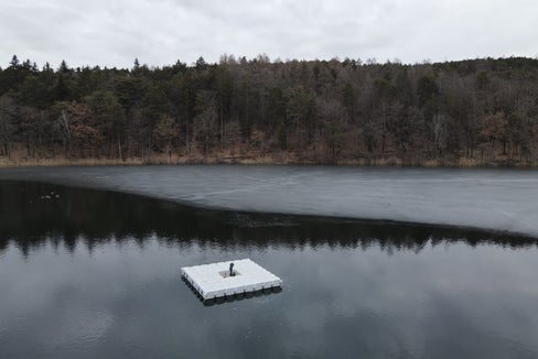 Ossigenazione artificiale dell'acqua del lago: l'ossigeno sarà aggiunto al lago di Monticolo fino a circa metà marzo. (Foto: Agenzia provinciale per l'ambiente e la tutela del clima/GNews)