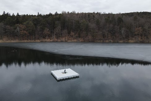 Künstliche Belüftung des Seewassers: Noch bis circa Mitte März wird dem Kleinen Montiggler See Sauerstoff zugeführt. (Foto: Landesagentur für Umwelt und Klimaschutz/Gnews)