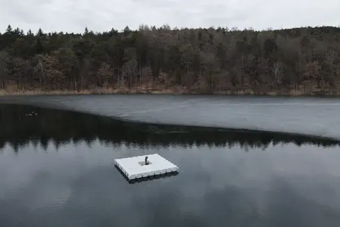 Künstliche Belüftung des Seewassers: Noch bis circa Mitte März wird dem Kleinen Montiggler See Sauerstoff zugeführt. (Foto: Landesagentur für Umwelt und Klimaschutz/Gnews)