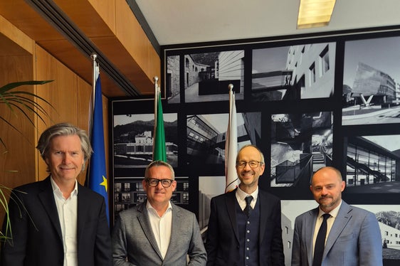 Con il nuovo direttore dell'Ufficio del Libro fondiario di Monguelfo: da sinistra il direttore di Ripartizione Kasal, l'assessore Bianchi, Klaus Brunner e il direttore di Dipartimento Bedin. (Foto: USP/Gianluca Crocco)