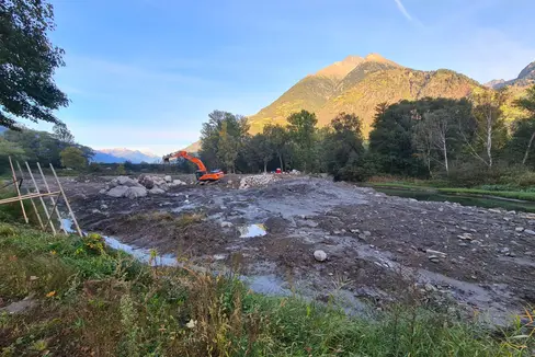Ab der letzten Novemberwoche setzt das Landesamt für Wildbachverbauung West die Arbeiten zur Ausrottung einer invasiven Wasserpflanze im Rablander Weiher (im Bild) fort. (Foto: LPA/Landesamt für Wildbach- und Lawinenverbauung West)