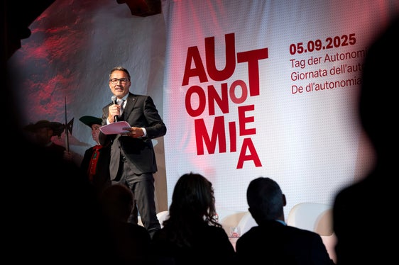 Il presidente Kompatscher ha accolto gli ospiti alla tavola rotonda sottolineando la necessità di collaborare e affrontare insieme le sfide dell'Autonomia: Le norme e i meccanismi volti alla tutela delle minoranze nell'ambito del nostro sistema di Autonomia si sono dimostrati efficaci, ma rimangono un compito e una sfida costante di adeguare continuamente tali norme alle esigenze e alle condizioni quadro nuove e mutate, in modo tale da non comprometterne in alcun modo gli obiettivi e l'efficacia. (Foto: USP/Fabio Brucculeri)