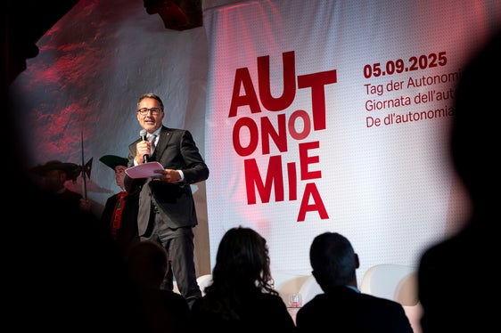 Il presidente Kompatscher ha accolto gli ospiti alla tavola rotonda sottolineando la necessità di collaborare e affrontare insieme le sfide dell'Autonomia: Le norme e i meccanismi volti alla tutela delle minoranze nell'ambito del nostro sistema di Autonomia si sono dimostrati efficaci, ma rimangono un compito e una sfida costante di adeguare continuamente tali norme alle esigenze e alle condizioni quadro nuove e mutate, in modo tale da non comprometterne in alcun modo gli obiettivi e l'efficacia. (Foto: USP/Fabio Brucculeri)