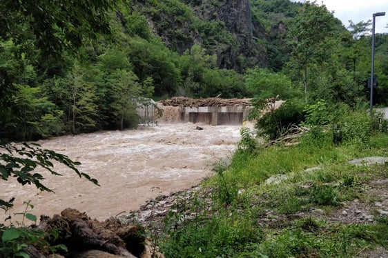 Die Wasserschutzbauten haben ihre Funktion erfüllt, im Bild das Rückhaltebecken in der Talfer in der Sill in Bozen gestern. (Foto: Agentur für Bevölkerungsschutz/Berufsfeuerwehr)