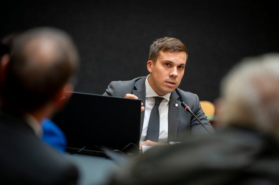 Landesmobilitätsplaner Michael Andergassen berichtete über die aktuellen Entwicklungen zur Mobilität auf der Brennerroute. (Foto: LPA/Fabio Brucculeri)