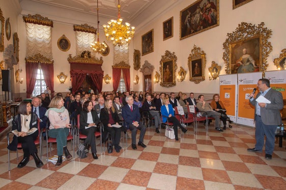 Autorità, datori di lavoro e pubblico riuniti nel Salone d'onore di Palazzo Mercantile a Bolzano (Foto: Camera di Commercio di Bolzano/Othmar Seehauser)