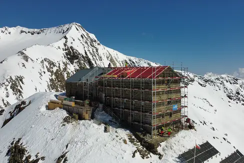 Il rifugio Gino Biasi al Bicchiere, o Becherhaus, è il rifugio alpino in posizione più elevata dell’Alto Adige, a quota 3.195 metri. Qui una fase del restyling delle facciate. L'inaugurazione il 16 agosto 2021. (Foto: ASP)