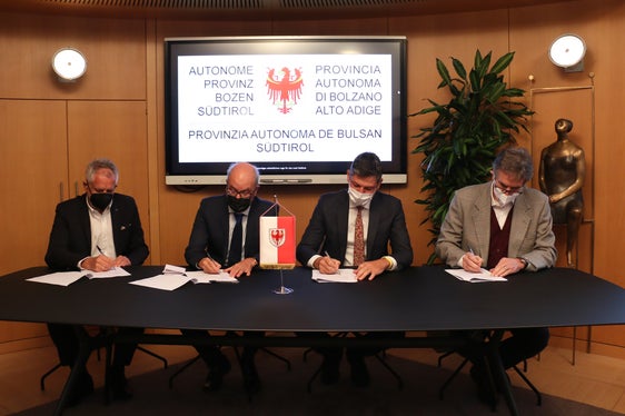 Il contratto per la circonvallazione di Chienes è firmato. Da sinistra: il sindaco di Chienes Andreas Falkensteiner, il direttore di Ripartizione Valentino Pagani, l'assessore Daniel Alfreider e il rappresentante della associazione temporanea di imprese Emilio Bianchi. (Foto: ASP/Ingo Dejaco)