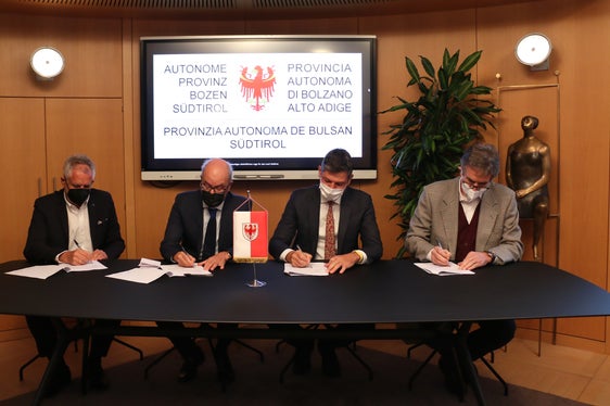 Il contratto per la circonvallazione di Chienes è firmato. Da sinistra: il sindaco di Chienes Andreas Falkensteiner, il direttore di Ripartizione Valentino Pagani, l'assessore Daniel Alfreider e il rappresentante della associazione temporanea di imprese Emilio Bianchi. (Foto: ASP/Ingo Dejaco)