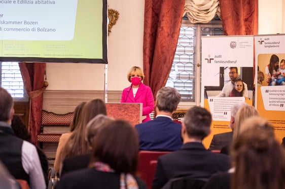 Il certificato ’audit famigliaelavoro' è un valore aggiunto per datori di lavoro e dipendenti, ne é convinta l'assessora provinciale Waltraud Deeg. (Foto: Camera di Commercio/Marion Lafogler)