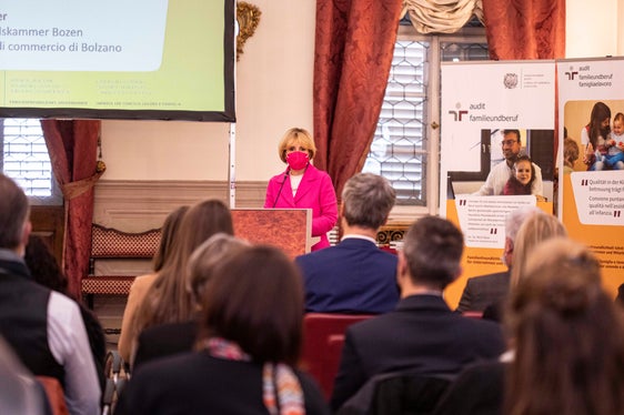 Il certificato ’audit famigliaelavoro' è un valore aggiunto per datori di lavoro e dipendenti, ne é convinta l'assessora provinciale Waltraud Deeg. (Foto: Camera di Commercio/Marion Lafogler)