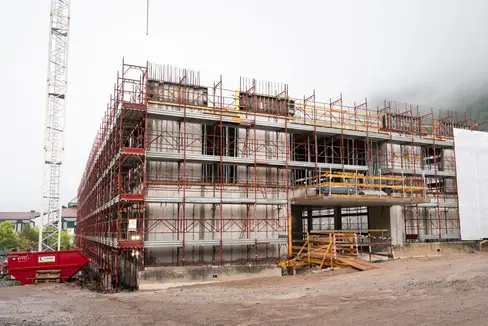 Die Erweiterungsarbeiten am Haus der Gemeinschaft in Leifers schreiten voran. (Foto: LPA/Fabio Brucculeri)