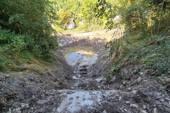 Gli operai hanno svuotato il bacino pieno di acqua nella sorgente di Madonna di Senales e un'altra area di ritenzione più piccola sopra la strada di accesso al Gfallhof. (Foto: Ufficio Sistemazione bacini montani ovest dell'Agenzia per la Protezione civile/Martin Eschgfäller)