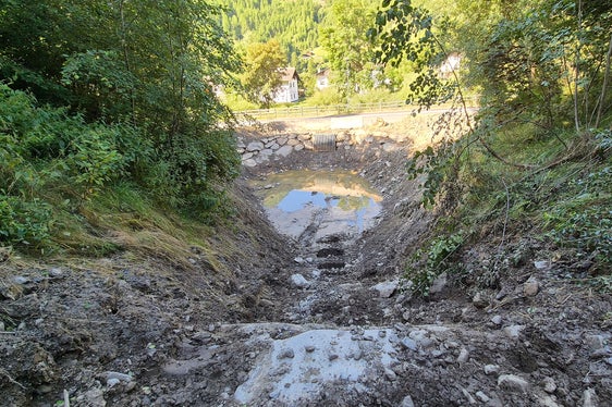 Gli operai hanno svuotato il bacino pieno di acqua nella sorgente di Madonna di Senales e un'altra area di ritenzione più piccola sopra la strada di accesso al Gfallhof. (Foto: Ufficio Sistemazione bacini montani ovest dell'Agenzia per la Protezione civile/Martin Eschgfäller)