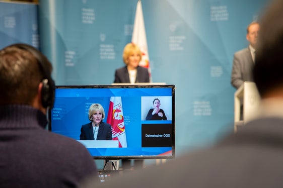 L'Ufficio Stampa ha fornito supporto ai media per 270 eventi mediatici, tra cui 49 conferenze stampa dopo le ´sedute della Giunta provinciale (nella foto con l'assessora provinciale Waltraud Deeg, con la traduzione in lingua dei segni). (Foto: ASP/Fabio Brucculeri)