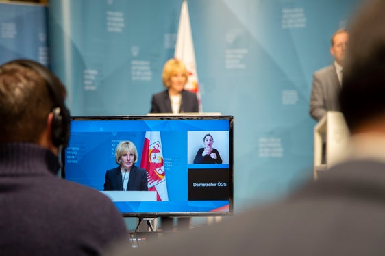 L'Ufficio Stampa ha fornito supporto ai media per 270 eventi mediatici, tra cui 49 conferenze stampa dopo le ´sedute della Giunta provinciale (nella foto con l'assessora provinciale Waltraud Deeg, con la traduzione in lingua dei segni). (Foto: ASP/Fabio Brucculeri)