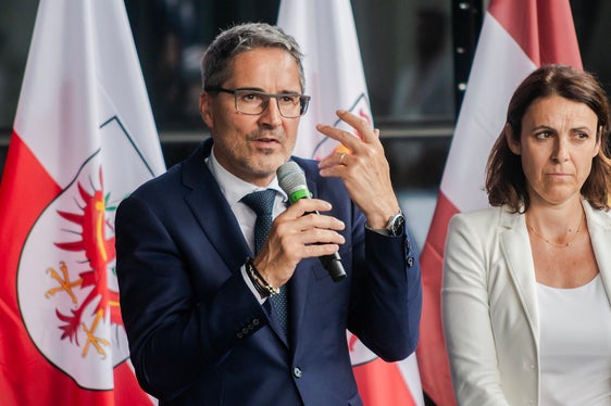 Dieses herausragende gesellschaftliche Engagement ehren wir heute als 'Glanzleistung' und verbinden damit Dank und den Wunsch, auch weiterhin Substrat unserer Gesellschaft zu sein, unterstrich Landeshauptmann Arno Kompatscher. (Foto: LPA/Claudia Corrent)