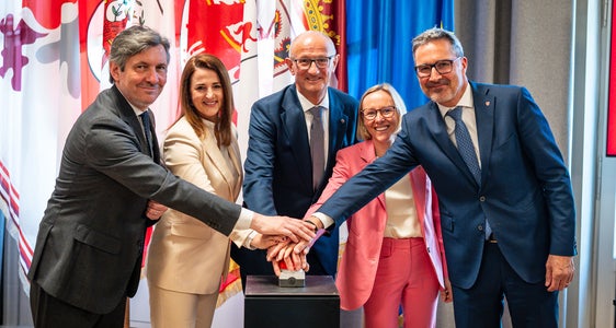 Attivazione simbolica della Borsa lavoro Euregio: (da sinistra) il vicepresidente Achille Spinelli (Trentino), l'assessora tirolese Astrid Mair nonché il presidente dell'Euregio e capitano del Tirolo Anton Mattle, l'assessora altoatesina Magdalena Amhof e il presidente della Provincia autonoma di Bolzano Arno Kompatscher (Foto: Land Tirolo/Fitsch)