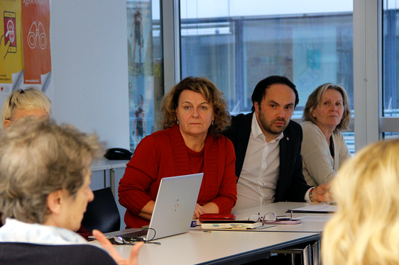 Familienlandesrätin Rosmarie Pamer (links) und Bildungslandesrat Philipp Achammer haben die Ergebnisse der Arbeitsgruppe von Fachleuten zum Thema Verschränkung von Bildungs- und Betreuungszeiten im Familienbeirat vorgestellt und besprochen. (Foto: LPA/Hannes Wisthaler)