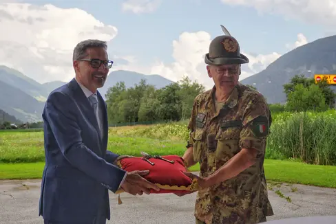 Feierliche Schlüsselübergabe für den ehemaligen Militärflughafen in Sterzing: Landeshauptmann Kompatscher und Alpini-Kommandant Ignazio Gamba. (Foto: LPA/Stefano Orsini)