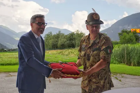 Il comandate delle Truppe Alpine, generale di C.A. Ignazio Gamba, consegna simbolicamente al presidente della Provincia autonoma di Bolzano, Arno Kompatscher, le chiavi dell'aerocampo di Vipiteno (Foto: Stefano Orsini)