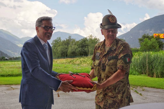 Feierliche Schlüsselübergabe für den ehemaligen Militärflughafen in Sterzing: Landeshauptmann Kompatscher und Alpini-Kommandant Ignazio Gamba. (Foto: LPA/Stefano Orsini)
