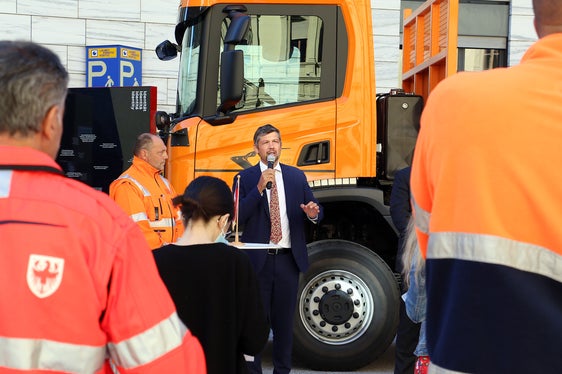 LR Alfreider betonte: „Sichere und gut befahrbare Straßen, verbinden Südtirol und schaffen vor allem auch in den Dörfern Entwicklung und Zukunftschancen.“ (Foto: LPA/Ingo Dejaco)