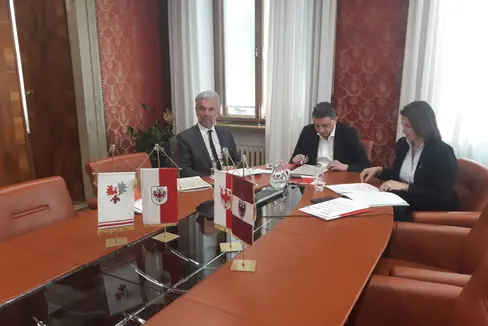 Pressekonferenz nach der Sitzung des Fachvorstandes für grenzüberschreitenden Zivil- und Katastrophenschutz (von links): Bevölkerungsschutzlandesrat Arnold Schuler, Trentiner Landeshauptmann und Euregio-Vorsitzender Maurizio Fugatti, Tiroler Landesrätin für Zivil- und Katastrophenschutz Astrid Mair (Foto: LPA/Euregio)