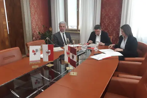 Conferenza stampa dopo la riunione della Giunta specializzata per la protezione civile transfrontaliera e la gestione delle catastrofi: da sinistra: l'assessore provinciale altoatesino alla Protezione civile Arnold Schuler, il presidente del Trentino e dell'Euregio Maurizio Fugatti e l'assessora tirolese alla Protezione civile Astrid Mair (Foto: Euregio/cva)