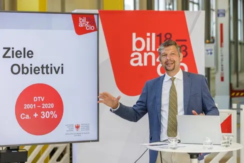 Mit neuer Infrastruktur und den bereits bestellten 15 neuen Zügen wollen wir das Umsteigen leicht machen, Zeit einsparen helfen und eine Durchbindung der Bahn nicht nur in Südtirol, sondern über die Grenzen hinausschaffen, erklärte Mobilitätslandesrat Alfreider. (Foto: LPA/Tiberio Sorvillo)