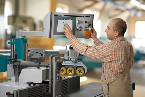 Im Herbst startet der Lehrgang zur Vorbereitung auf die Meisterprüfung. Erlernt und vertieft wird dabei unter anderem der Einsatz von CNC-gesteuerten Maschinen. Wer sich noch für die letzten freien Plätze anmelden möchte, muss sich beim Amt für Lehrlings- und Meisterausbildung anmelden. (Foto: Kuen Walter GmbH)