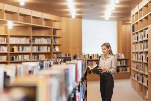 In ganz Südtirol gibt es 10 Mittelpunkt- und Talschaftsbibliotheken sowie 49 hauptamtlich und 61 ehrenamtlich geführte Bibliotheken. Im Bild die Stadtbibliothek Brixen. (Foto: LPA/Tiberio Sorvillo)