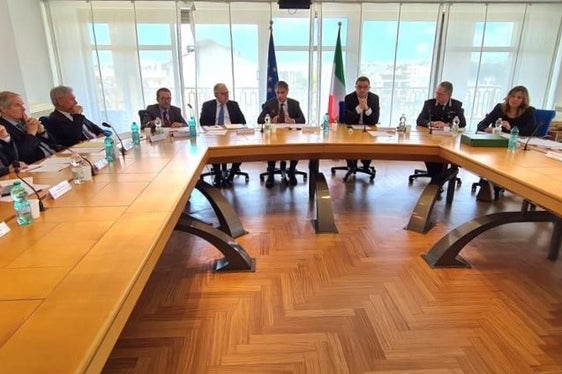 L'assessore Schuler (4° da dx) nel corso dell'incontro odierno a Roma sulla gestione dei grandi carnivori (Foto: ASP/Davide Cordua)