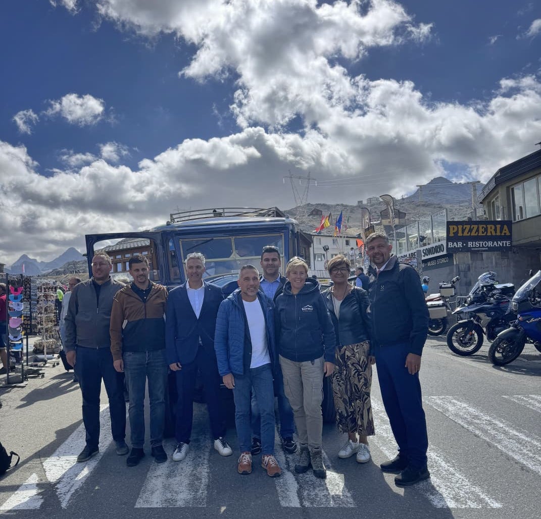 Da sinistra Matthias Hofer, consigiere della Giunta comunale di Prato allo Stelvio, il sindaco di Prato allo Stelvio Rafael Alber, il vicesindaco di Livigno Thommy Cantoni, l'assessore regionale Franco Lucente, il presidente dell'Agenzia trasporto pubblico del Bacino di Sondrio Giovanni Gianotti, la consigliera regionale Silvana Snider, la presidente della Comunità comprensoriale Val Venosta Rosalinde Koch Gunsch, l'assessore provinciale Daniel Alfreider. (Foto: USP/Dipartimento Infrastrutture e Mobilità)