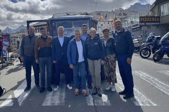 Sie freuen sich über den Ausbau der öffentlichen Verkehrslinien (von links): Matthias Hofer, Referent der Gemeinde Prad am Stilfserjoch, Prads Bürgermeister Rafael Alber, Livignos Vizebürgermeister Thommy Cantoni, der lombardische Regionalassessor für Verkehr und nachhaltige Mobilität Franco Lucente, der Präsident der Agentur für den öffentlichen Verkehr im Bezirk Sondrio Giovanni Gianotti, Regionalrätin Silvana Snider, die Präsidentin der Bezirksgemeinschaft Vinschgau Rosalinde Koch Gunsch sowie Mobilitätslandesrat Daniel Alfreider. (Foto: LPA/Ressort Infrastrukturen und Mobilität)