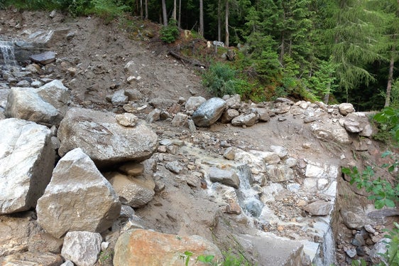 Der Hölderlebach in Hintermartell mit Geschiebematerial nach Starkregen. (Foto: LPA/Amt für Wildbach- und Lawinenverbauung West in der Agentur für Bevölkerungsschutz)