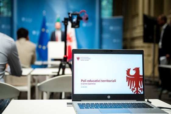 Competenze trasversali, coprogettazione, sinergia tra scuola e territorio. Tre obiettivi al centro del progetto avviato a Bolzano e Merano attraverso una rete fra assessorato all’Istruzione, Ufficio Politiche giovanili e Intendenza scolastica italiana, in sinergia con i Centri giovanili locali. (Foto: USP/Fabio Brucculeri)