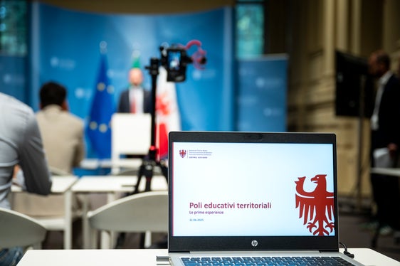 Competenze trasversali, coprogettazione, sinergia tra scuola e territorio. Tre obiettivi al centro del progetto avviato a Bolzano e Merano attraverso una rete fra assessorato all’Istruzione, Ufficio Politiche giovanili e Intendenza scolastica italiana, in sinergia con i Centri giovanili locali. (Foto: USP/Fabio Brucculeri)