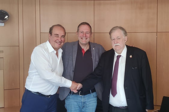 Handschlag zwischen den Unternehmern Hans Krapf (l.) und Dieter Knoll (r.) mit Landesrat Massimo Bessone (Foto: LPA/Landesabteilung Vermögensverwaltung)