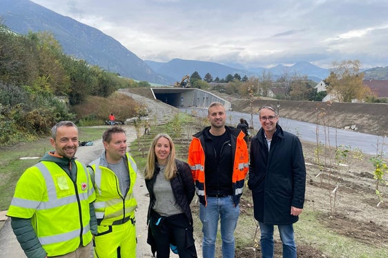 Zufrieden mit dem Baumfest und dem zeitgerechten Baufortschritt zeigen sich vor Ort der Verfahrensverantwortliche Florian Knollseisen, Armin Oberhofer (Vertreter der Baufirmen), Lehrerin Andrea Oberhofer, Tobias Obertegger (Vertreter der Baufirmen) und Bauleiter Alexander Überbacher. (Foto: LPA)