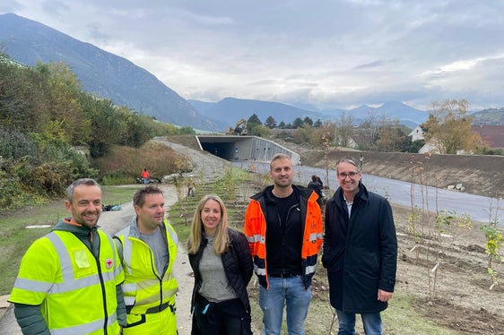 Zufrieden mit dem Baumfest und dem zeitgerechten Baufortschritt zeigen sich vor Ort der Verfahrensverantwortliche Florian Knollseisen, Armin Oberhofer (Vertreter der Baufirmen), Lehrerin Andrea Oberhofer, Tobias Obertegger (Vertreter der Baufirmen) und Bauleiter Alexander Überbacher. (Foto: LPA)