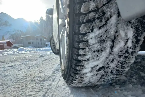 L'Ufficio Motorizzazione della Provincia informa che mercoledì 15 novembre entra in vigore l’obbligo dell’attrezzatura invernale, pneumatici invernali o catene da neve, su strade e autostrade (Foto: ASP/Ufficio motorizzazione della Provincia)