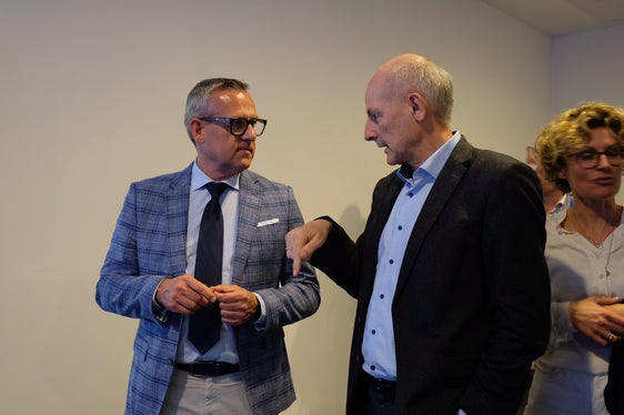 Landesrat Christian Bianchi (links) im Gespräch mit dem Direktor der Lebenshilfe Südtirol, Wolfgang Obexer. (Foto: LPA/Gianluca Crocco)