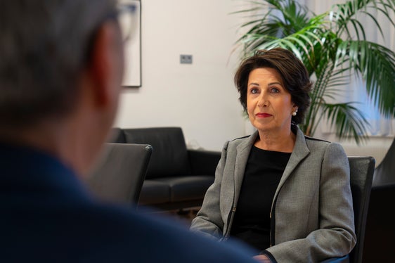 Soprattutto in tempi di titoli veloci e sensazionalistici, l'informazione basata sui fatti e quindi il servizio pubblico radiotelevisivo è particolarmente importante, ha sottolineato il presidente Kompatscher in una conversazione con la nuova caporedattrice Rai Mahlkencht (Foto: ASP/Fabio Brucculeri)