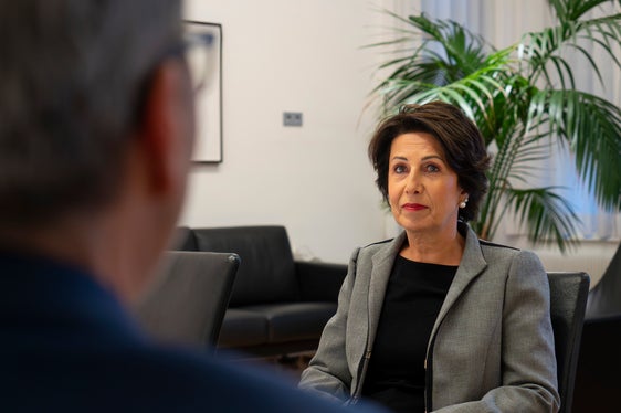 Gerade in Zeiten schneller, reißerischer Schlagzeilen sei auf Fakten basierte Information und somit der öffentlich-rechtliche Rundfunk besonders wichtig, betonte Landeshauptmann Kompatscher im Gespräch mit der neuen RAI-Chefredakteurin Mahlknecht. (Foto: LPA/Fabio Brucculeri)