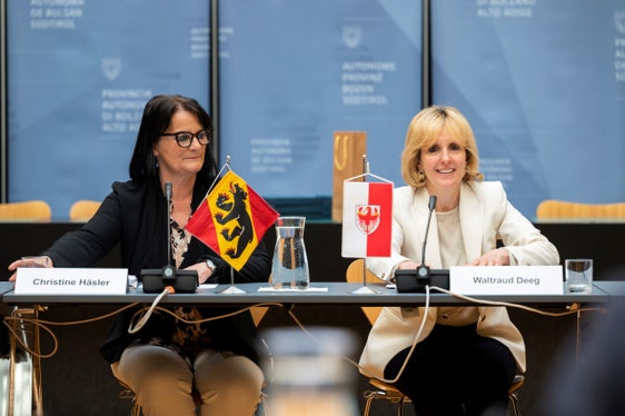 La presidente del Consiglio di Stato Häsler e la vicepresidente della Provincia Deeg hanno presieduto l'incontro (Foto: ASP/Manuela Tessaro)